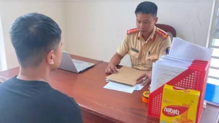 CSGT làm việc với N. Ảnh: AB