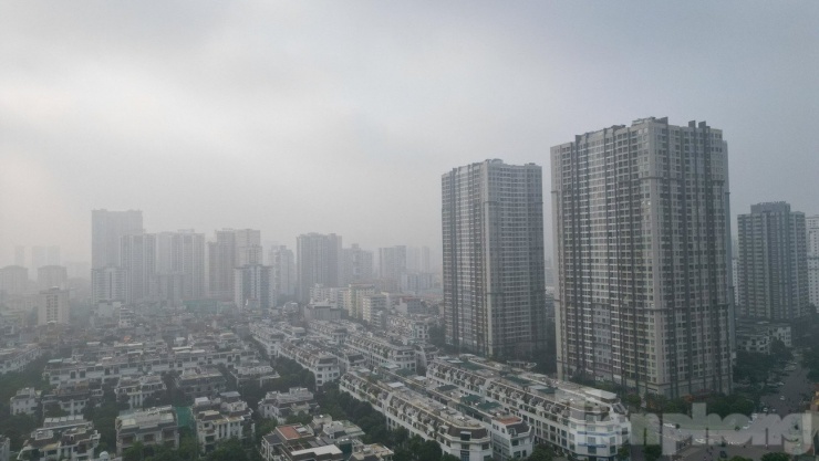 Sáng 29/7, bầu trời Hà Nội mờ đục.