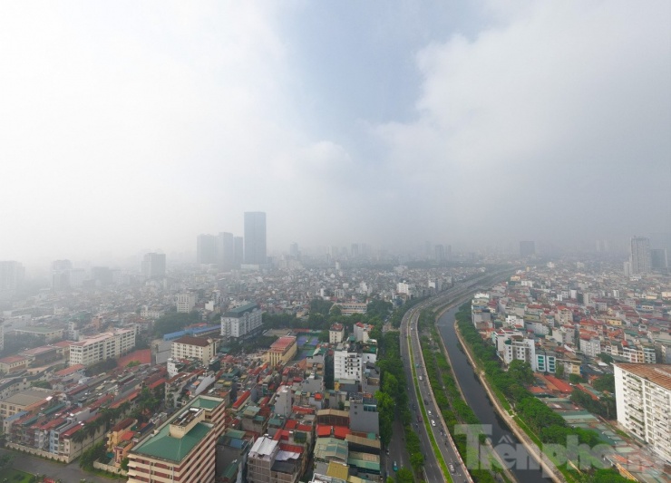 Bầu trời Hà Nội trắng xoá, ô nhiễm không khí ở mức báo động đỏ - 2