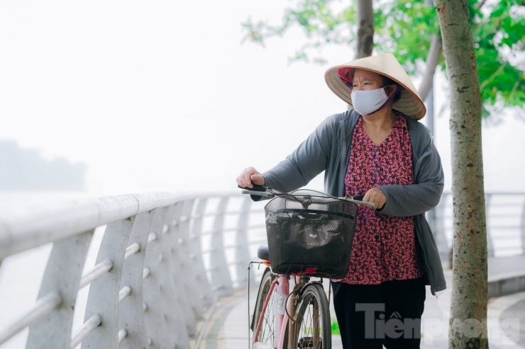 Bầu trời Hà Nội trắng xoá, ô nhiễm không khí ở mức báo động đỏ - 7