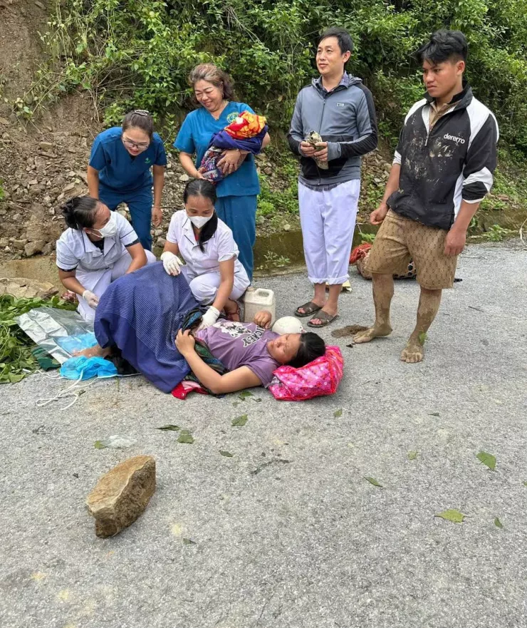 Chị Pịt Thị Hà (trú tại bản Ta Đo, xã biên giới Mường Típ) sinh con trên đường.