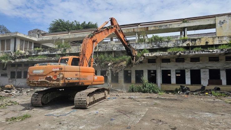 Công việc tháo dỡ nhà xưởng đang được các doanh nghiệp khẩn trương thực hiện để bàn giao mặt bằng theo hạn định.