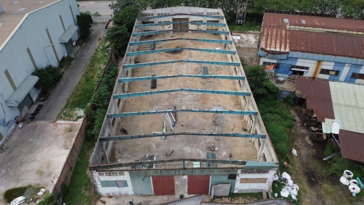 Một công ty đã di dời và khu nhà xưởng đang được tháo dỡ.