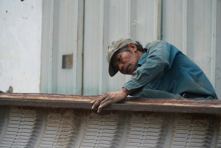 Một nhà xưởng cũ kĩ đang được tháo dỡ.