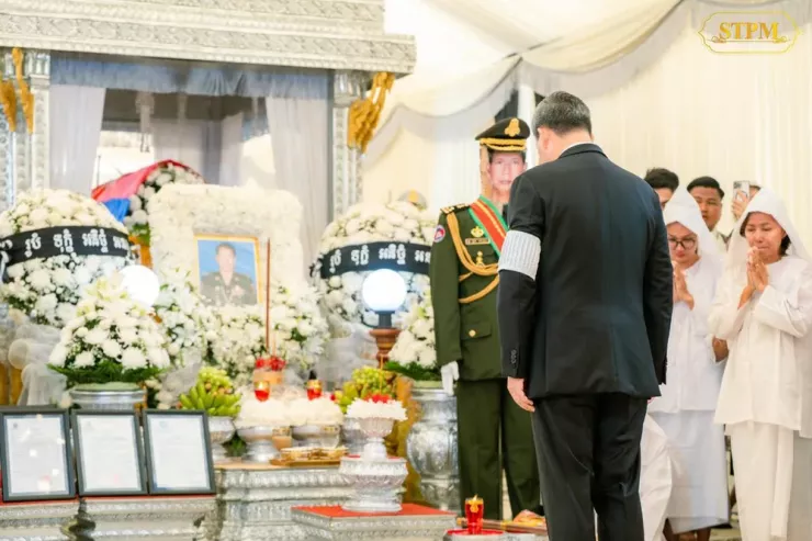Thủ tướng Campuchia Hun Manet viếng Thiếu tướng Duong Samneang. Ảnh: STPM/THMEY THMEY