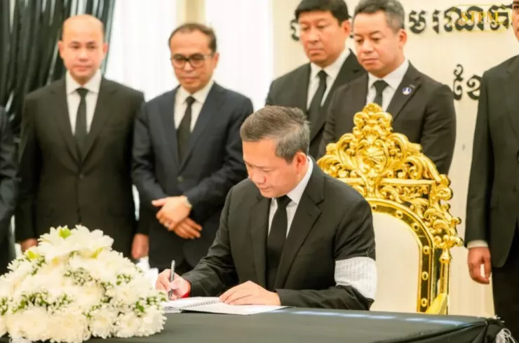 Thủ tướng Hun Manet viếng tướng Duong Samneang. Ảnh: FRESH NEWS/KHMER TIMES