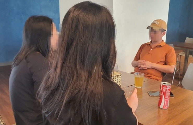 Cháu Tr. cùng bố mẹ.