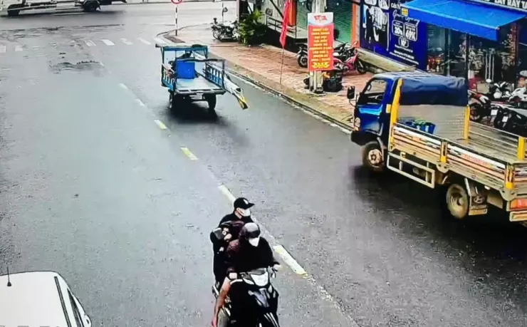 Hình ảnh thanh niên được đưa đi cấp cứu sau khi hai nhóm lao vào đánh nhau. Ảnh: TD