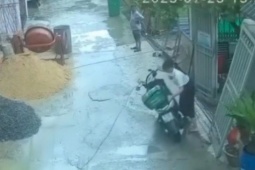 Nữ cán bộ phường ở TP HCM bị kiểm điểm vì xô ngã xe của nam shipper