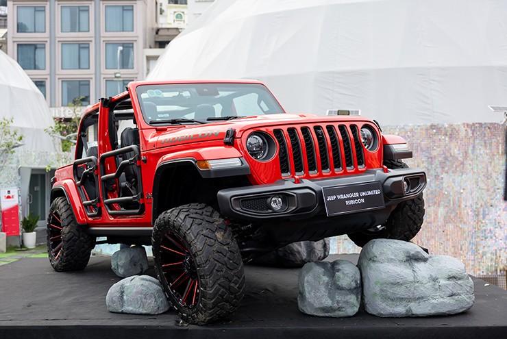 Loạt xe Jeep nâng cấp có mặt tại trung tâm TP.HCM thu hút người đi đường