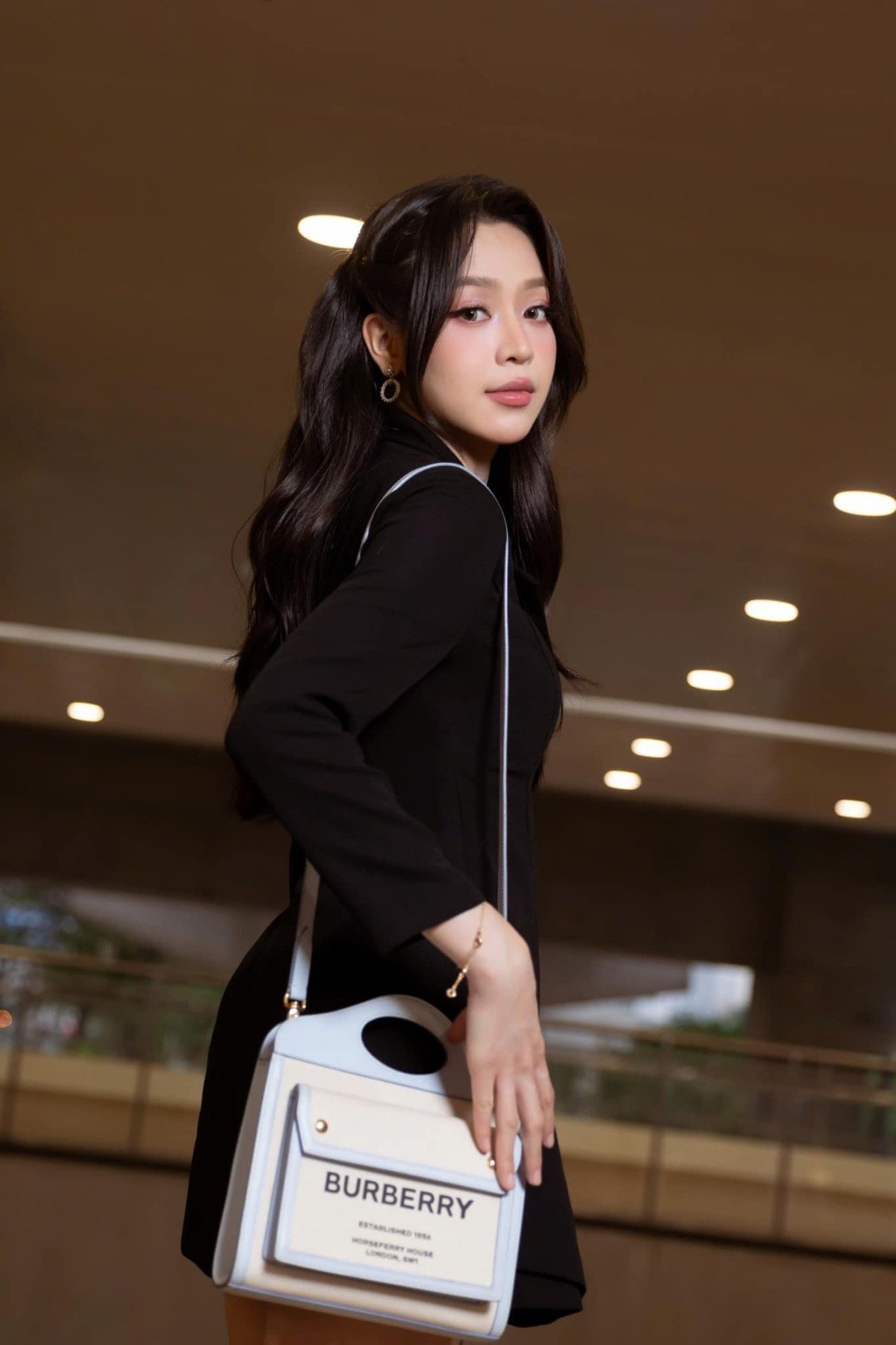 Hoa hậu Thanh Thủy khoe bộ ảnh thời trang đầy phóng khoáng đúng chất Gen Z - 1