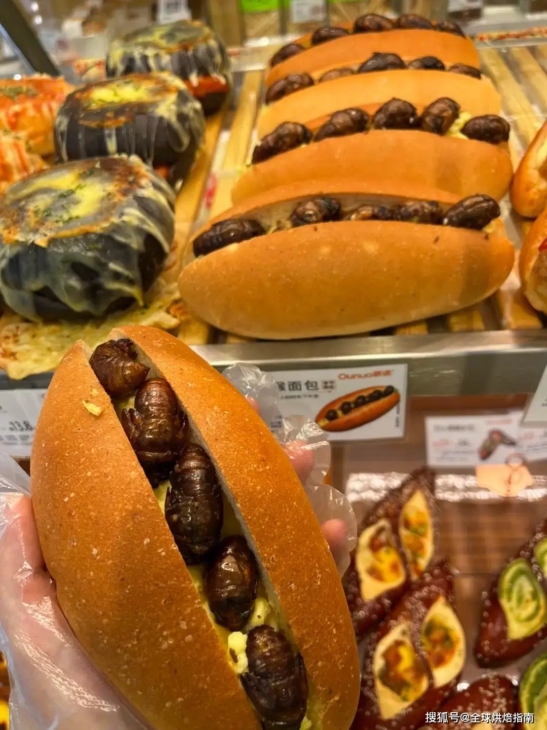 Bánh mì ve sầu: Món ăn gây sốt ở TQ, mỗi ngày bán 300-400 cái - 1