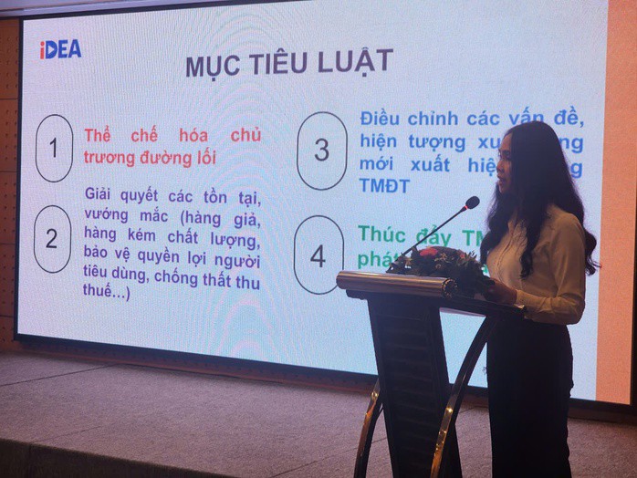 Bà Lê Hoàng Oanh, Cục trưởng Cục Thương mại điện tử và Kinh tế số (Bộ Công Thương) trình bày tại hội thảo