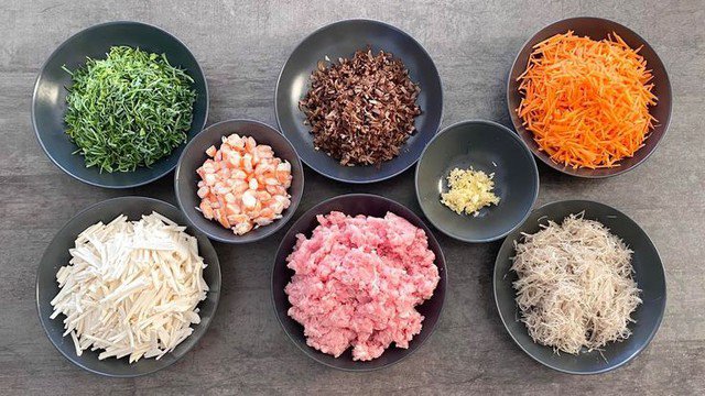 Nguyên liệu làm nhân nem cần được cân đối để nem khi cuốn không bị chảy nước.