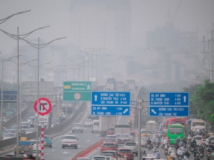 Bầu trời Hà Nội trắng xoá, ô nhiễm không khí ở mức báo động đỏ