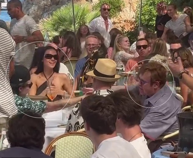 Elton John (phải) ăn tối cùng vợ chồng Brooklyn trong kỳ nghỉ ở St Tropez.