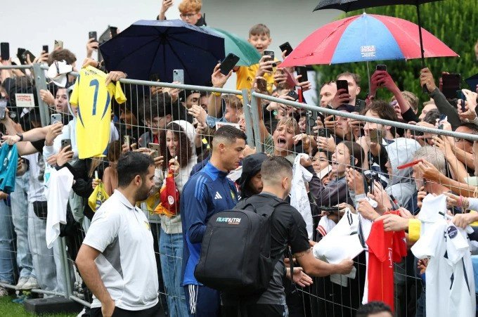 Ronaldo ký tặng các cổ động viên tại Áo.