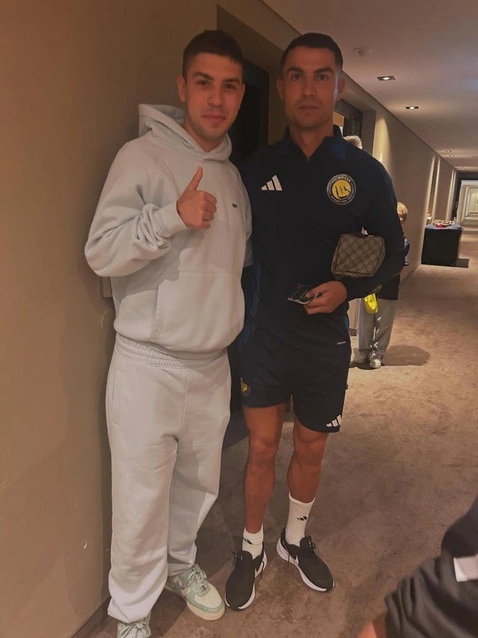 Một cổ động viên chụp ảnh với Ronaldo bên trong khách sạn.