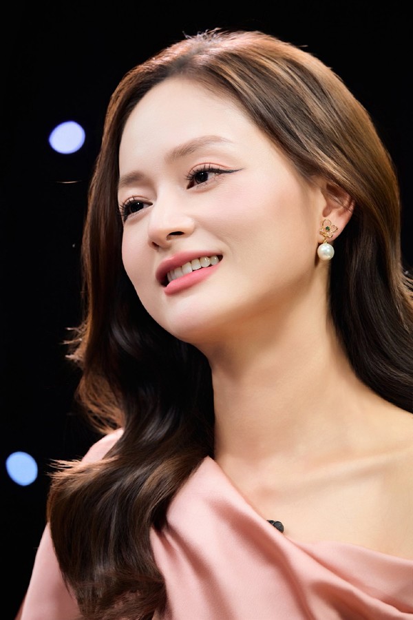 Nữ diễn viên phim "Gia đình mình vui bất thình lình" cho biết, cô chăm sóc da hoàn toàn bằng dầu dừa. Người đẹp tiết lộ, cô không dùng bất cứ loại kem dưỡng nào mà chăm sóc da hoàn toàn bằng dầu dừa tự nhiên.