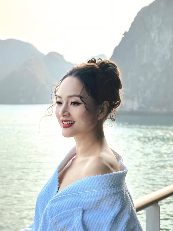 Bên cạnh đó, mỗi ngày, Lan Phương thoa dầu dừa lên da, matxa khoảng 20 phút cho dầu dừa thẩm thấu vào da và khô lại. Sau đó, cô thoa kem chống nắng và bắt đầu trang điểm.