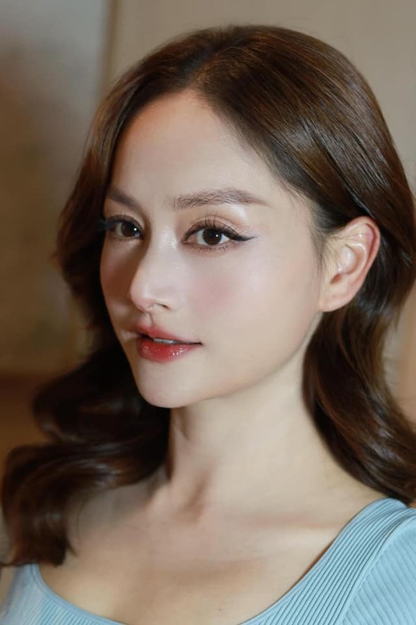 Bên cạnh dưỡng da bằng cách chăm sóc từ bên ngoài, Lan Phương còn chú trọng uống đủ nước, ăn khoa học để có tác dụng sâu với da từ bên trong. Cụ thể, buổi sáng, nữ diễn viên luôn uống hỗn hợp chanh mật ong để thanh lọc cơ thể. Cô không ăn kiêng và đặc biệt là chưa từ bỏ được thói quen ăn ngọt. Điều này tuy không tốt cho cả dáng và da nhưng nữ diễn viên vẫn chưa bỏ được thói quen này.