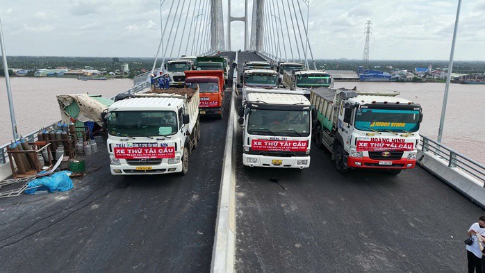 Hình ảnh hàng chục xe tải chở đầy hàng tham gia thử tải cầu Rạch Miễu 2 - 3