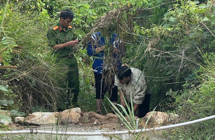 Khu vực phát hiện thi thể, nghi là bé H. bị mất tích ngày 5-7.