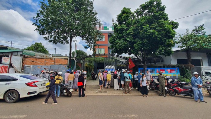 Người dân tụ tập trước nhà nghỉ nơi người phụ nữ bị sát hại