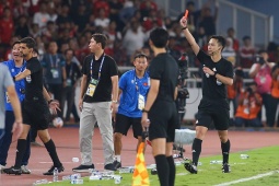 Bóng đá - Nóng rực chung kết U23 Đông Nam Á: Thầy Kim vái lạy trọng tài, trợ lý HLV Indonesia bị thẻ đỏ