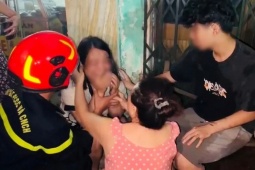 Cảnh sát dùng xe thang cứu 5 người bị kẹt trong căn nhà cháy