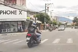 Người dân gửi hình ảnh, đôi nam nữ đi xe SH bị CSGT xử phạt