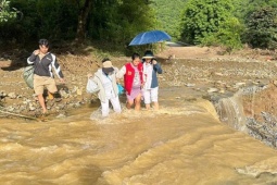 Sạt lở cô lập bản Ta Đo, sản phụ  vượt cạn  sinh con trên đường