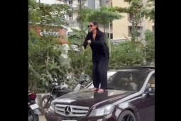 Nhảy múa trên nắp capo xe đang chạy, cô gái lĩnh hậu quả