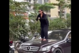 Nhảy múa trên nắp capo xe đang chạy, cô gái lĩnh hậu quả