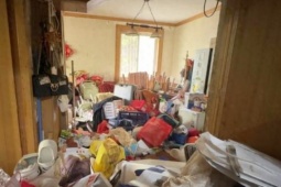 Bà lão 70 tuổi mua nhà làm... bãi rác