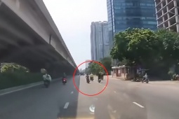 Clip: Chuyển làn như chỗ không người, xe máy khiến người đi đường ngã sõng soài