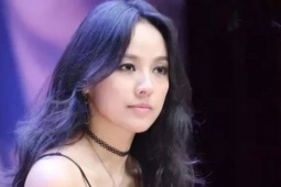 Nữ ca sĩ nổi tiếng bị thương dẫn đến biến dạng ngón tay