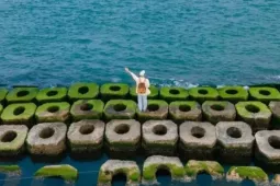 Bãi đá thấp biển Hải Dương điểm check-in hoang sơ hút giới trẻ xứ Huế