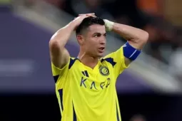 Ronaldo phẫn nộ, đe dọa gọi cảnh sát vì người hâm mộ quấy rối