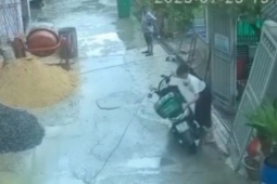 Nữ cán bộ phường ở TP HCM bị kiểm điểm vì xô ngã xe của nam shipper
