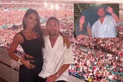 Messi lúng túng & cười gượng bên cạnh vợ khi lên "kiss cam", fan phản ứng tếu táo