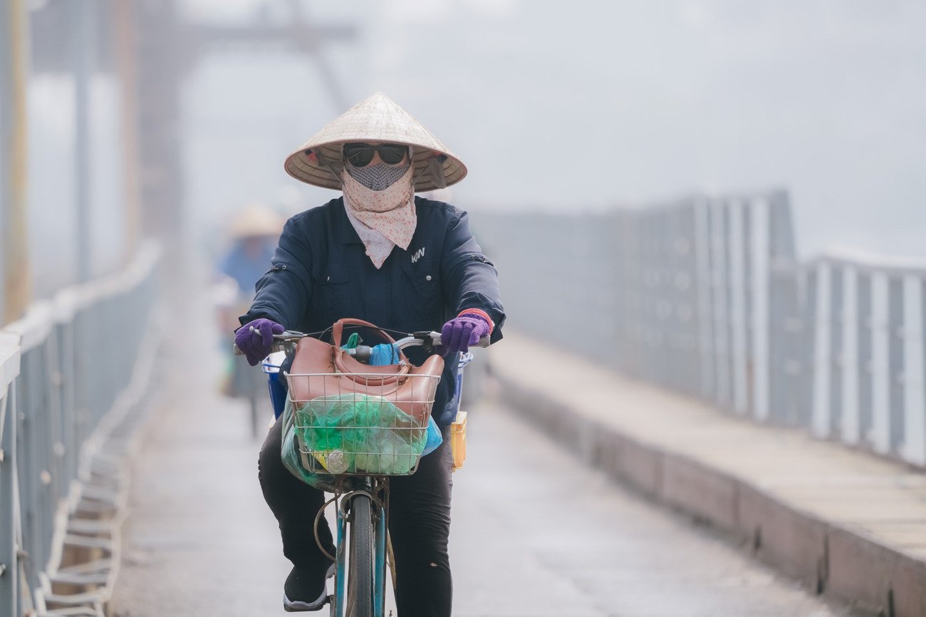 Bầu trời Hà Nội trắng xoá, ô nhiễm không khí ở mức báo động đỏ - 5
