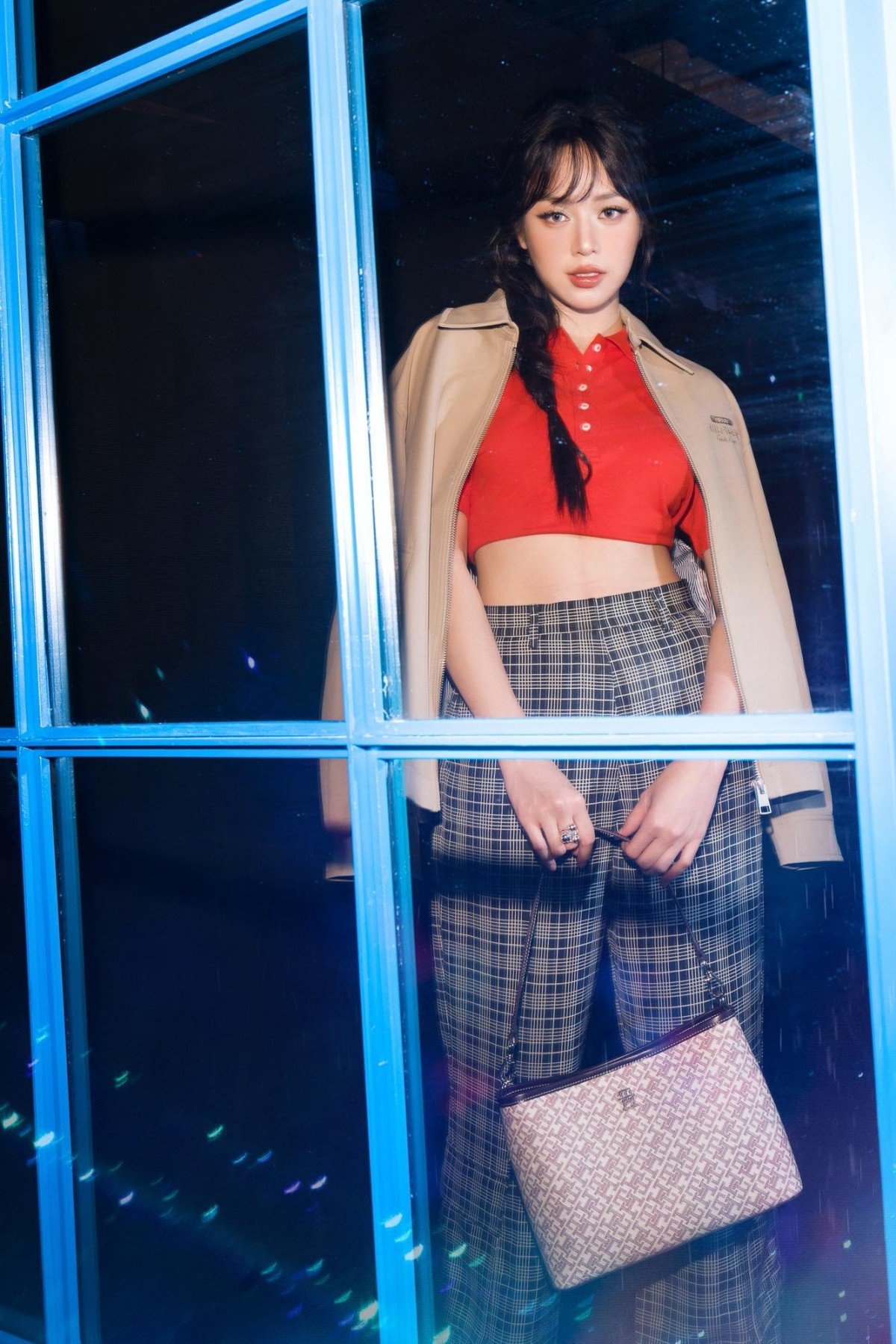 Sau đó là đến bộ ảnh được chụp trong sự kiện của Tommy Hilfiger. Nàng hậu diện set đồ khác hẳn phong cách thường thấy, mang đậm nét đặc trưng của nhà mốt.