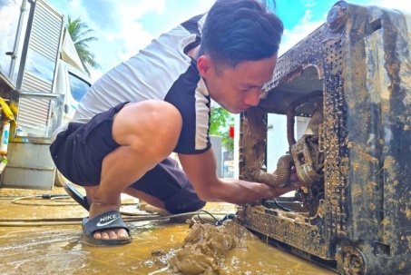 Bạn trẻ đến vùng lũ sửa đồ điện miễn phí giúp người dân