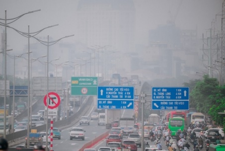 Bầu trời Hà Nội trắng xoá, ô nhiễm không khí ở mức báo động đỏ