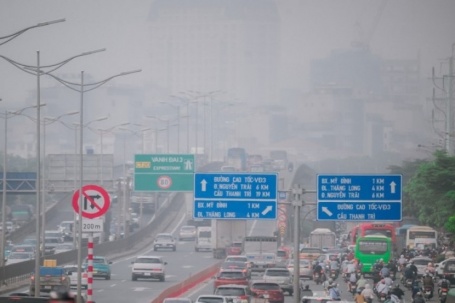 Bầu trời Hà Nội trắng xoá, ô nhiễm không khí ở mức báo động đỏ
