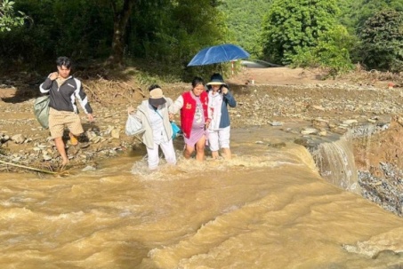 Sạt lở cô lập bản Ta Đo, sản phụ ‘vượt cạn’ sinh con trên đường