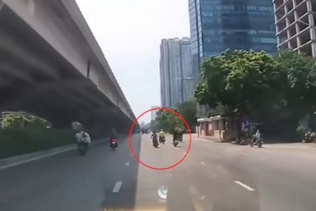 Clip: Chuyển làn như chỗ không người, xe máy khiến người đi đường ngã sõng soài
