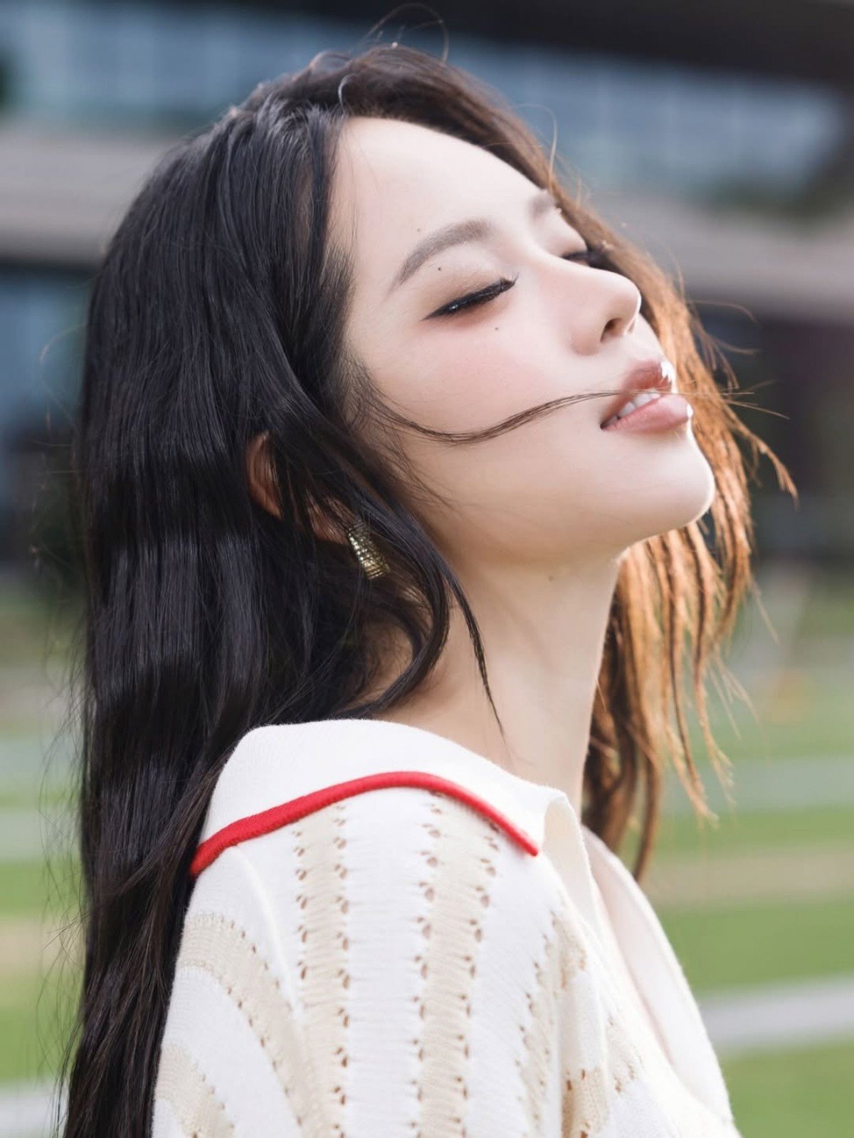 Ở bộ ảnh mới nhất chụp cùng thương hiệu này được nàng hậu đăng trên trang cá nhân, Thanh Thủy khoe: “Outfit mới, trải nghiệm mới.”