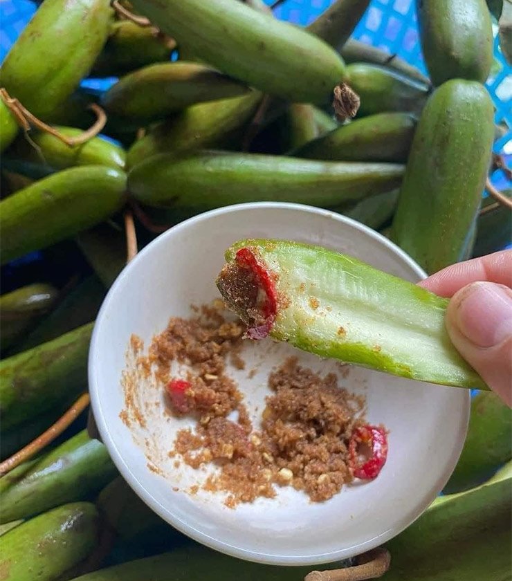 Sừng trâu có vị chua rất gắt, chua hơn cả chanh nhưng lại giòn tan và có mùi thơm đặc trưng.&nbsp;

